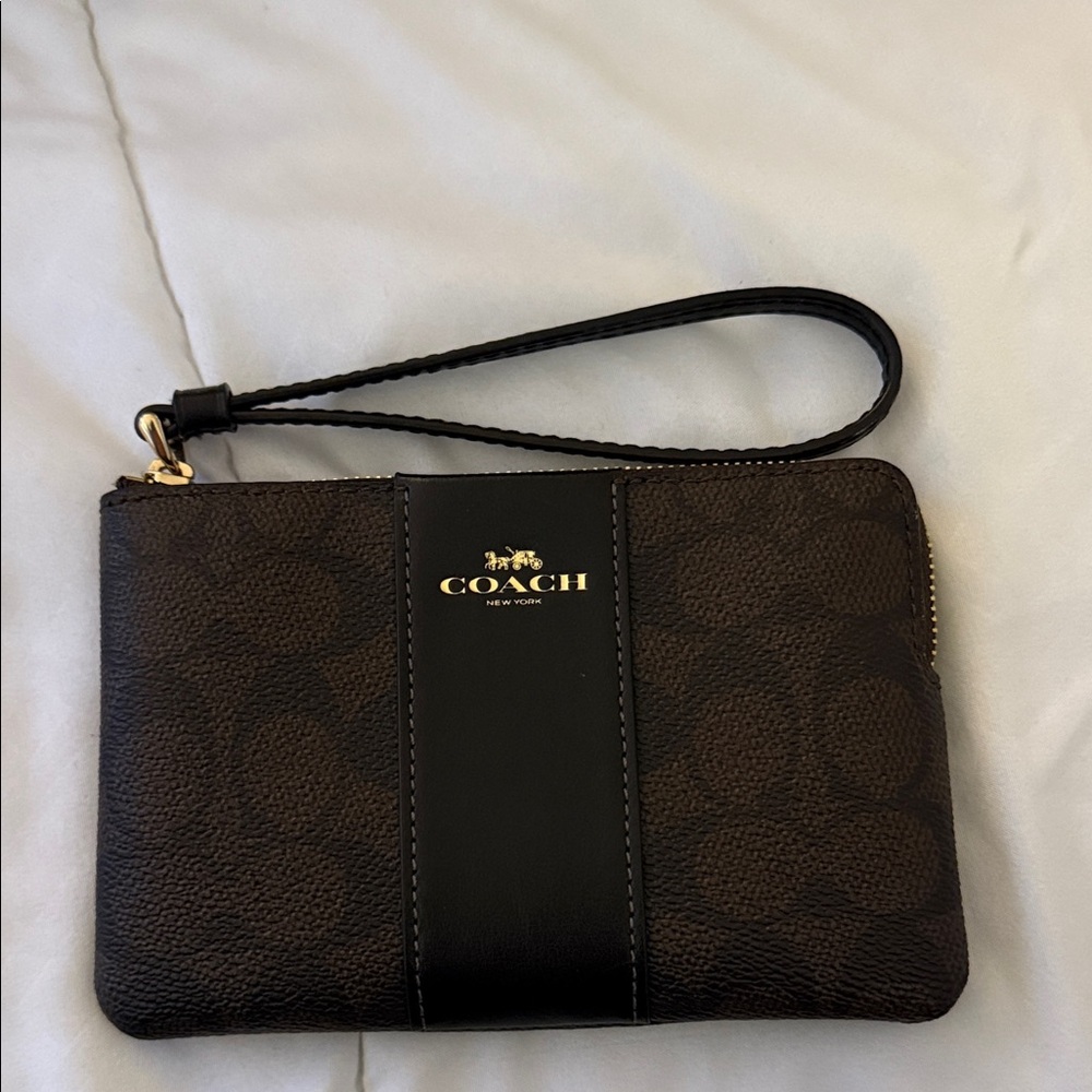 Coach corner zip wristlet in signature print